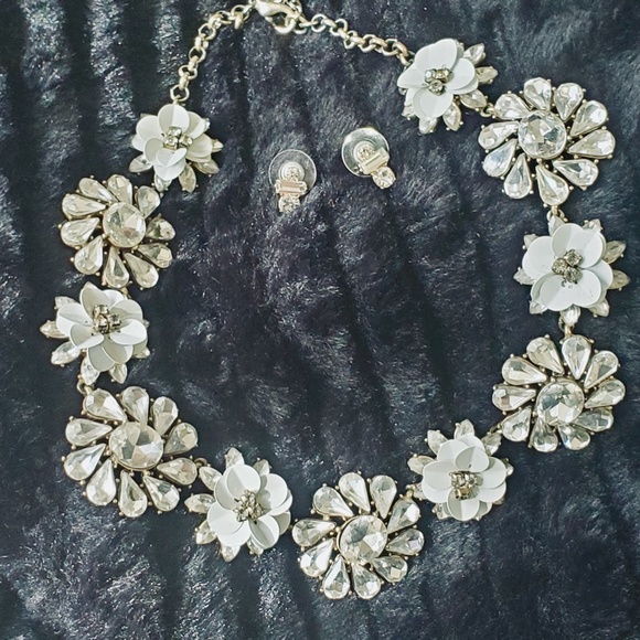 Ann Taylor Flower Necklace - Picture 4 of 12